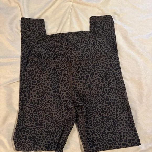 Alo is Leggings - Picture 2 of 4